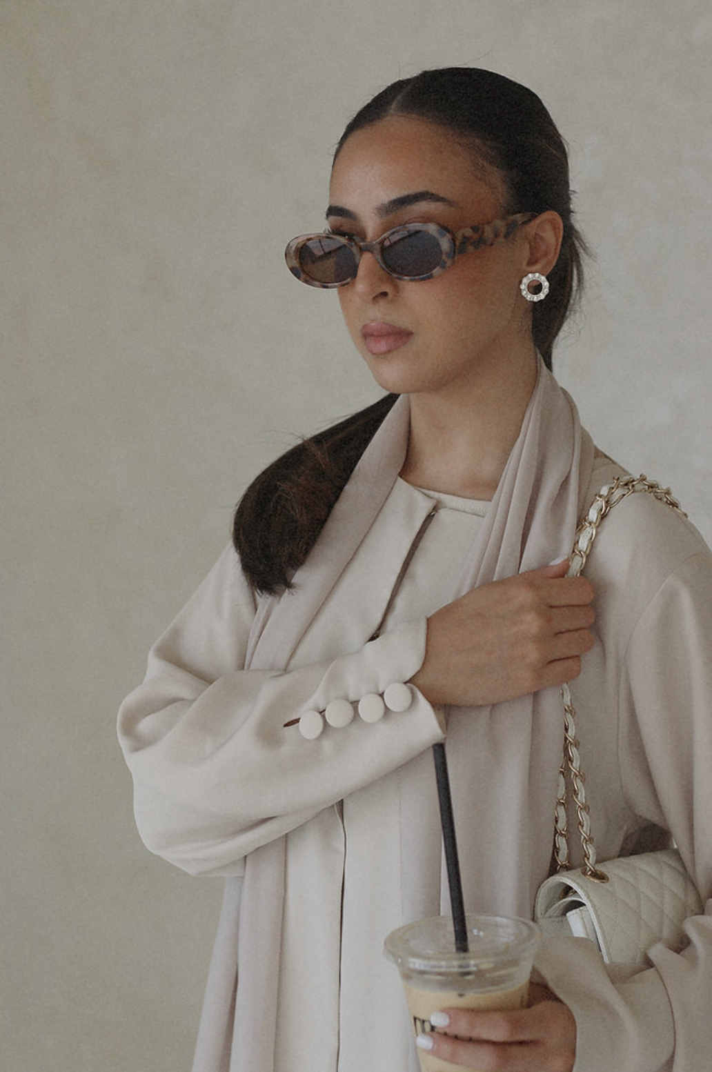 button beige abaya, buttom beige open abaya, button on sleeve abaya, classy abaya, simple abaya,