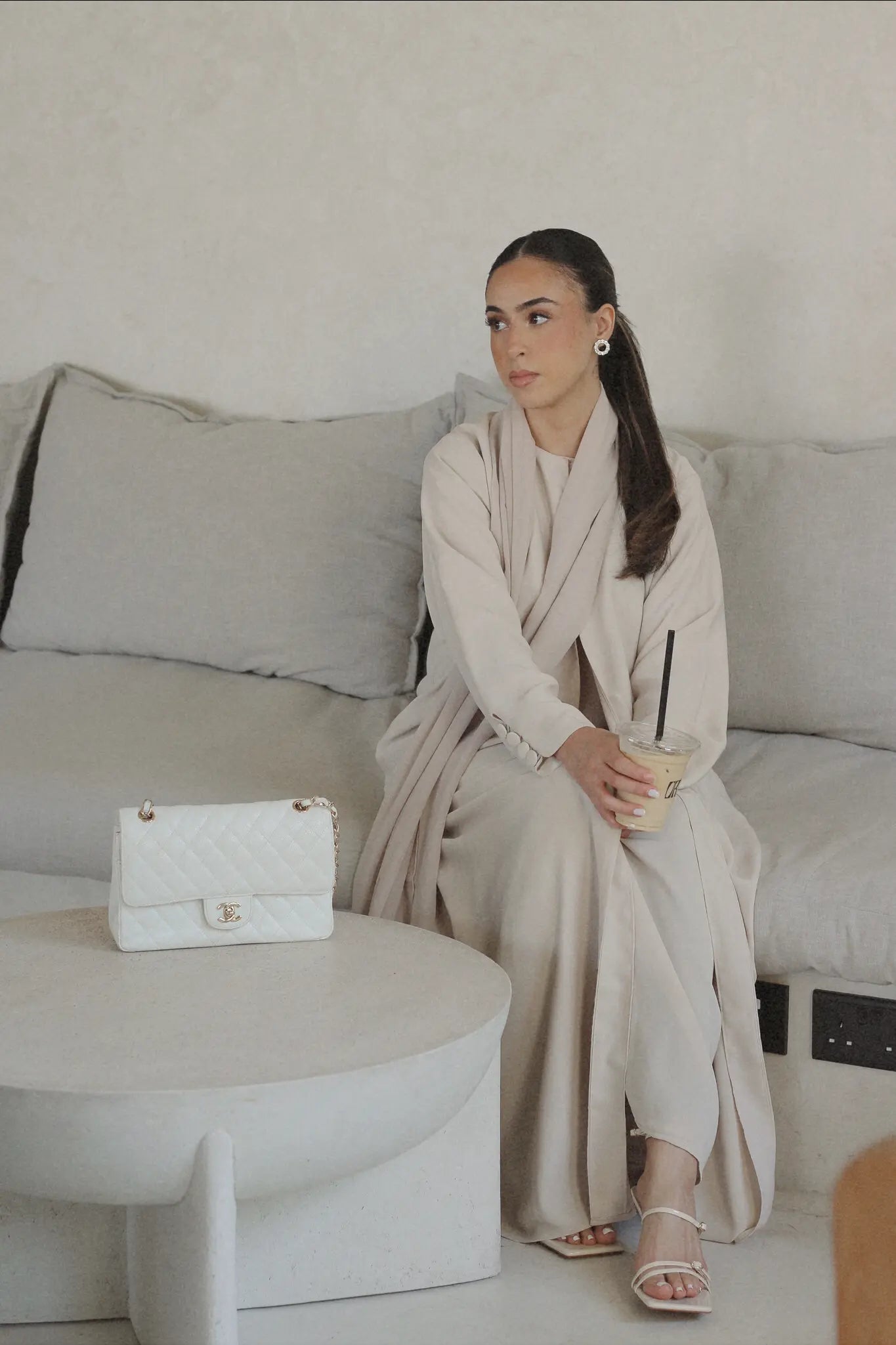 button beige abaya, buttom beige open abaya, button on sleeve abaya, classy abaya, simple abaya,