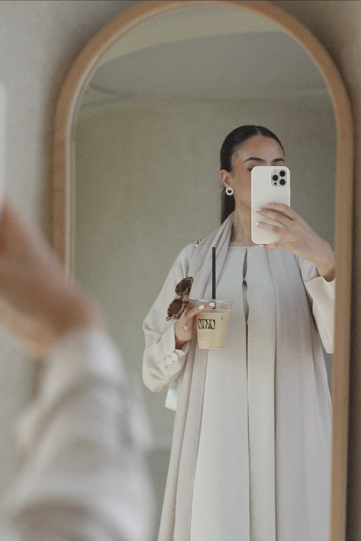 button beige abaya, buttom beige open abaya, button on sleeve abaya, classy abaya, simple abaya,