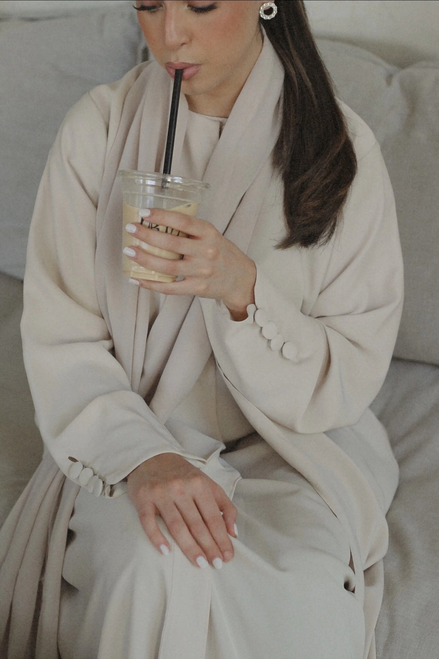 button beige abaya, buttom beige open abaya, button on sleeve abaya, classy abaya, simple abaya,