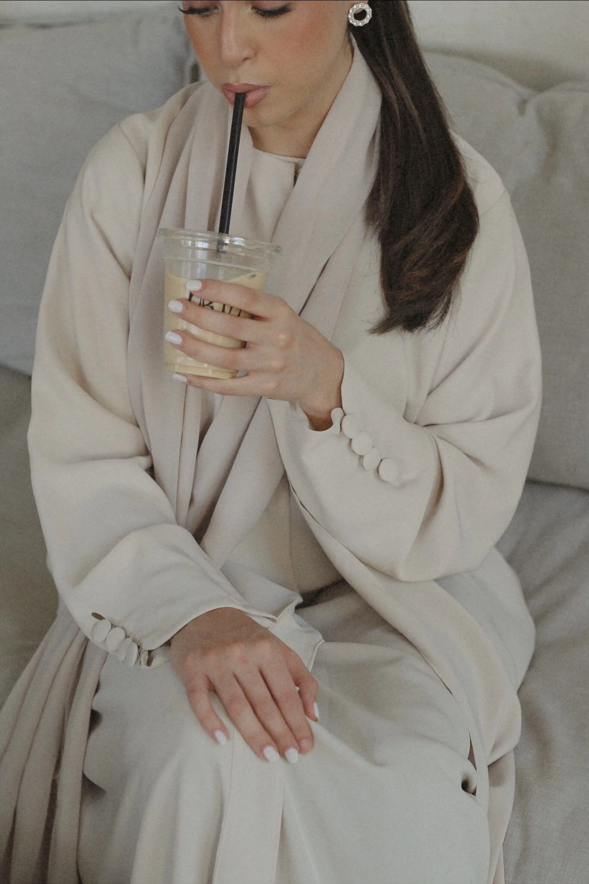 button beige abaya, buttom beige open abaya, button on sleeve abaya, classy abaya, simple abaya,