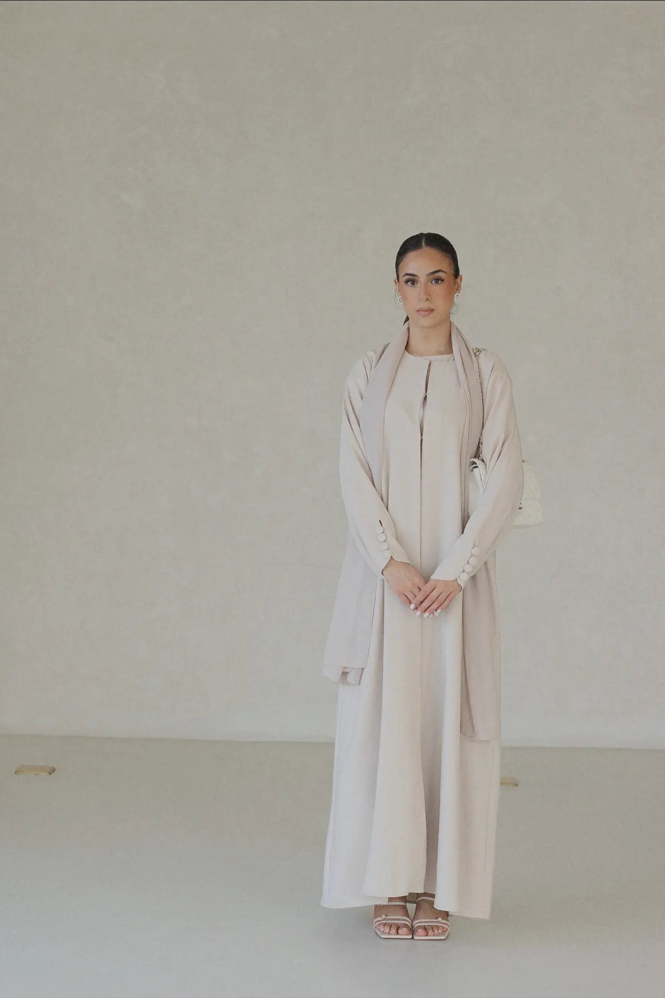 button beige abaya, buttom beige open abaya, button on sleeve abaya, classy abaya, simple abaya,