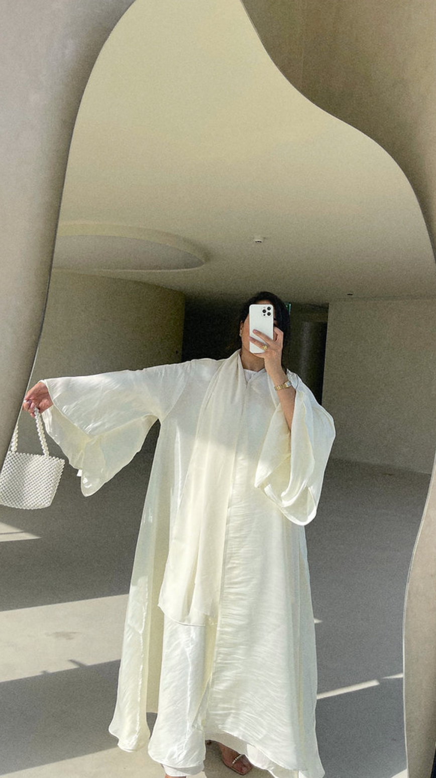 white flowy abaya, girly abaya, white abaya, white open abaya, classy abaya, eid abaya