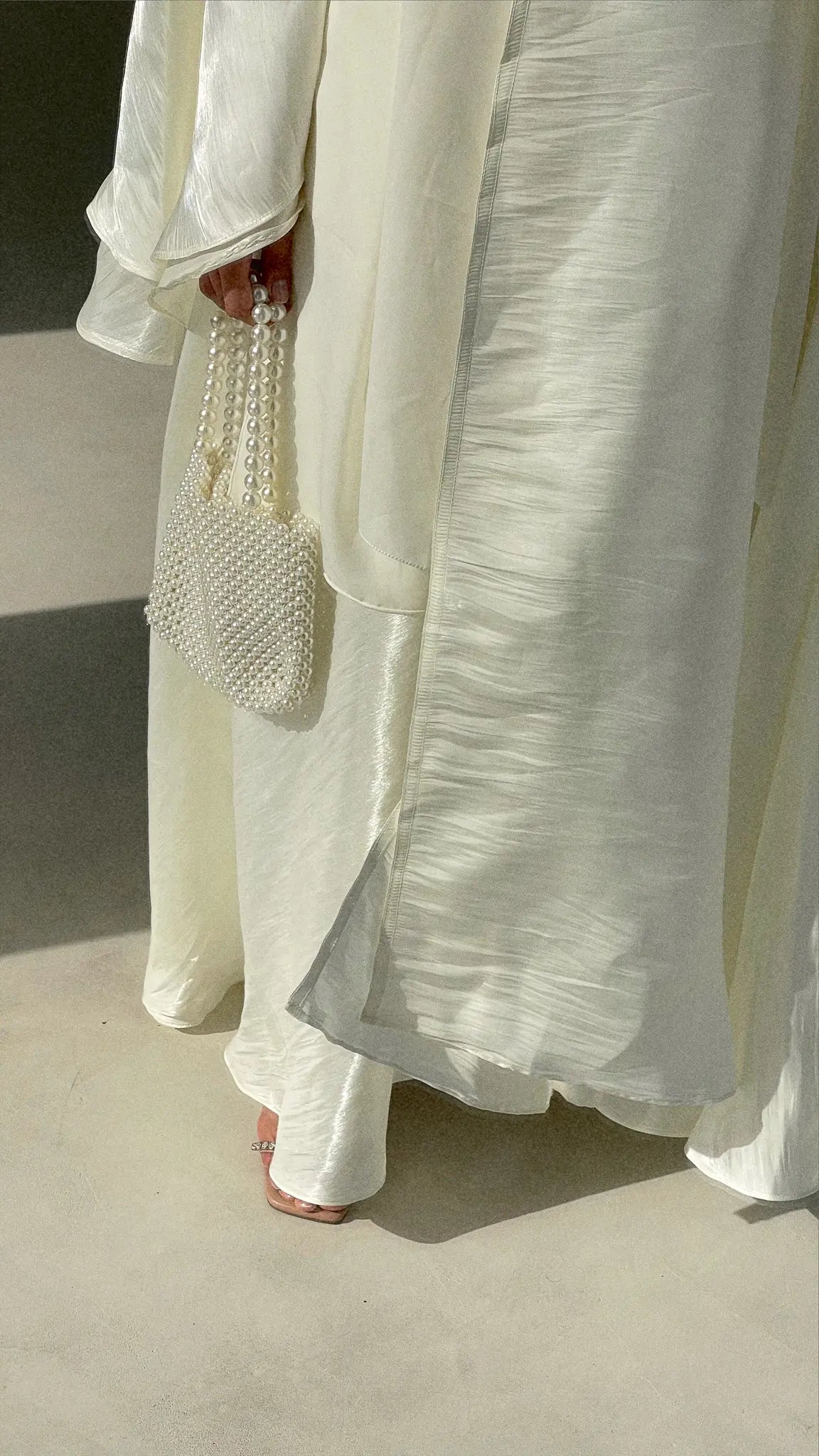white flowy abaya, girly abaya, white abaya, white open abaya, classy abaya, eid abaya